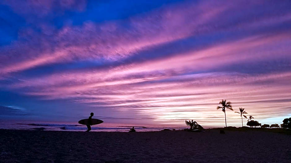 DOWNTOWN Hawaiian Theme Condo with Hot Tub, Pool & Beach - Kona Islander Inn