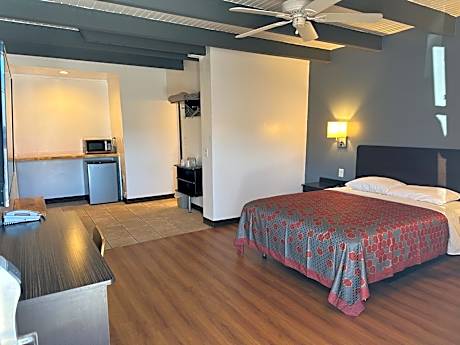 Deluxe Queen Room - Non-Smoking