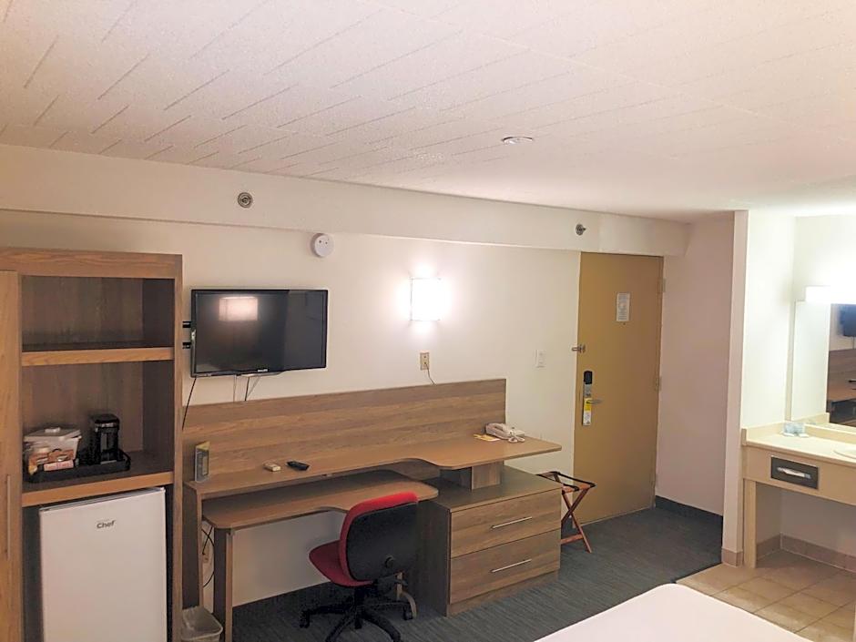 Days Inn & Suites by Wyndham Niagara Falls Centre St. By the Falls