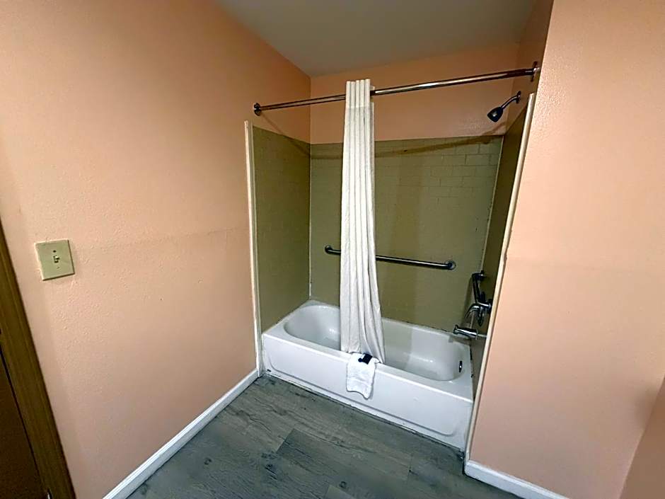 Paradise Inn & Suites
