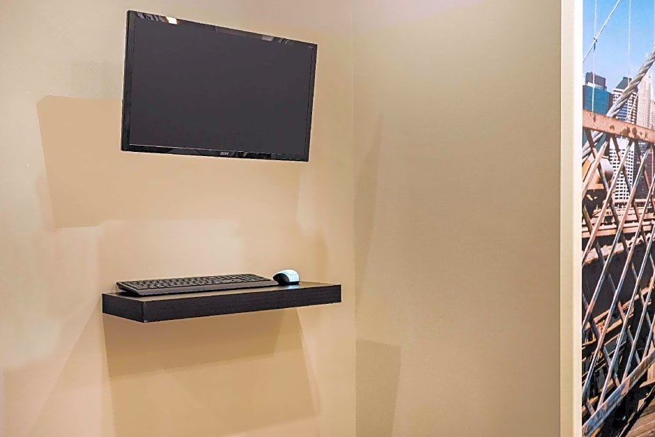La Quinta Inn & Suites by Wyndham Brooklyn Central