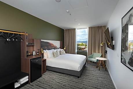 Deluxe King Corner Room (Accessible)