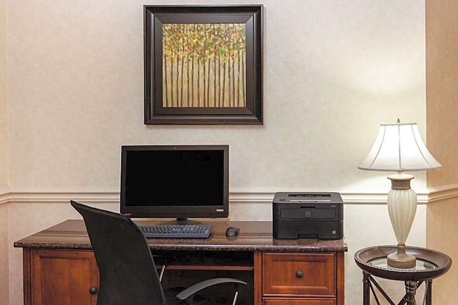 La Quinta Inn & Suites by Wyndham Milwaukee South West New Berlin