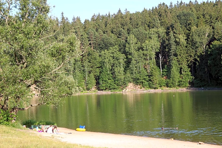 Domki nad jeziorem w Kar¿owicach