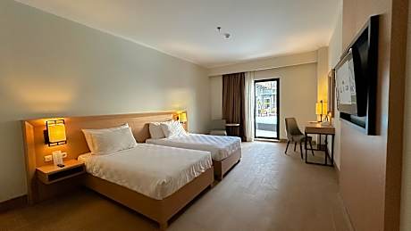 Pool Access - Twin Bed