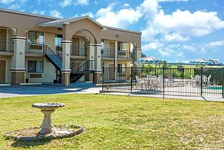 Days Inn by Wyndham San Marcos