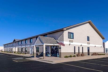 Super 8 by Wyndham Pratt