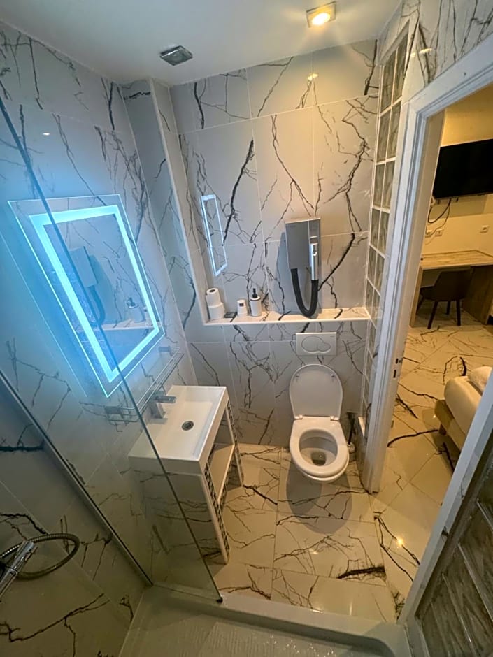 Modern's Hotel