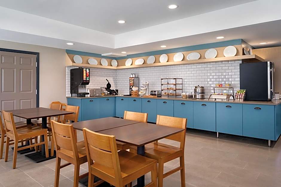 Country Inn & Suites by Radisson, Detroit Lakes, MN