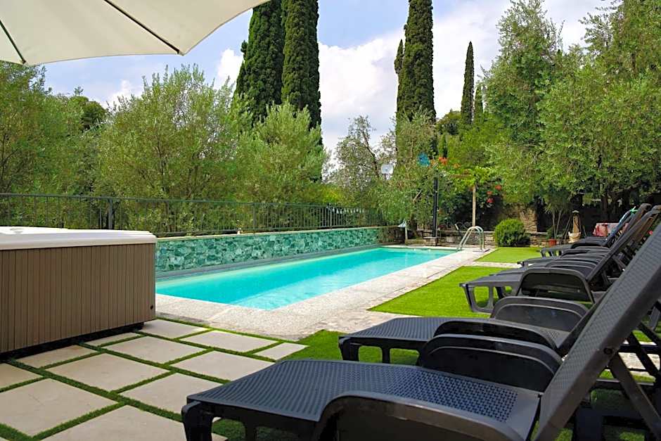 Hotel Diffuso Il Portichetto sulla collina a Vezio Perledo