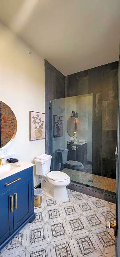 Speakeasy Suites Sleeps 18