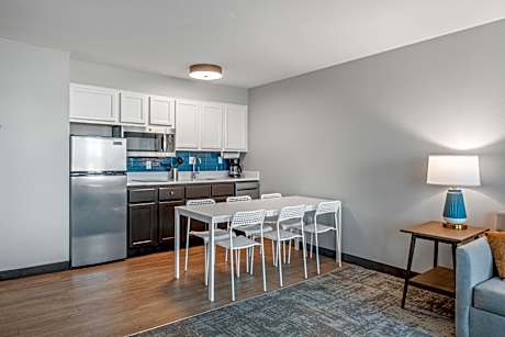 1 King 1 Bdrm Ste