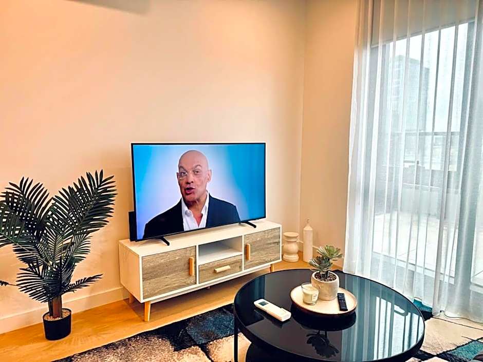 Chic 1BR Apt Urban Retreat Pool Parking Gym