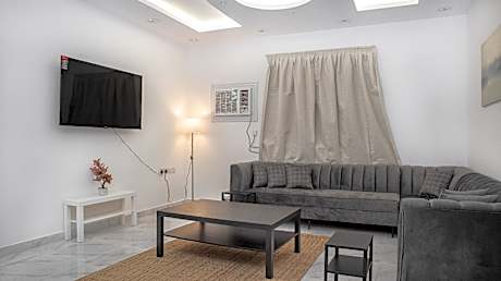 Modern Family Apt near Al-Masjid 10 Mins Drive