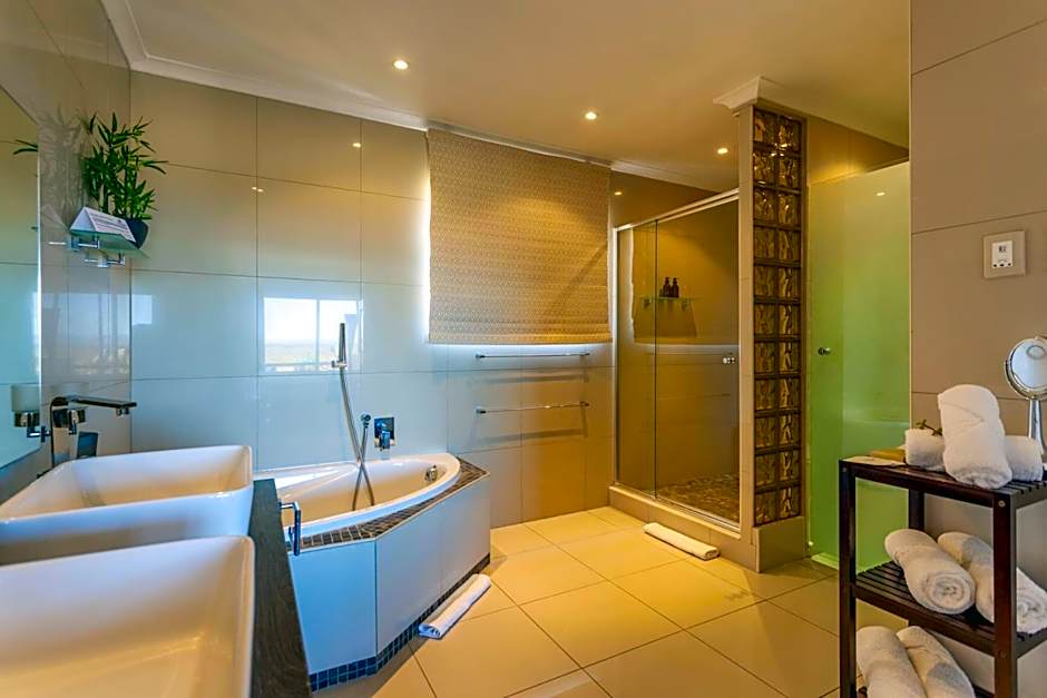 Inverdoorn Game Reserve Lodge