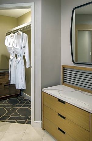 Fairmont 2 Queens Mobility Access Roll In Shower- 525sf 49sm Patio or balcony, Limited views