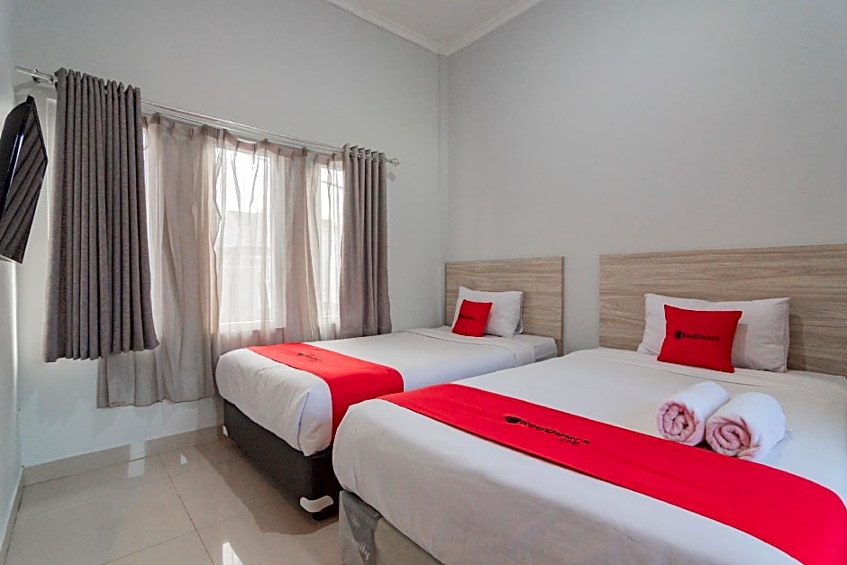 RedDoorz Syariah Plus @ Tuparev Cirebon 3