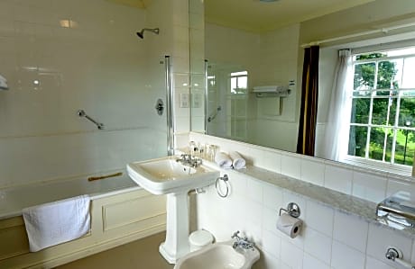 1 Double 2 Single Beds, Non-Smoking, Family Room