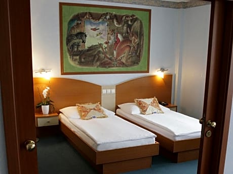 Four Poster Bed Room