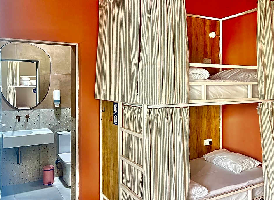 Follow the Sun Boutique Hostel - Pool, Breakfast & Sea Views