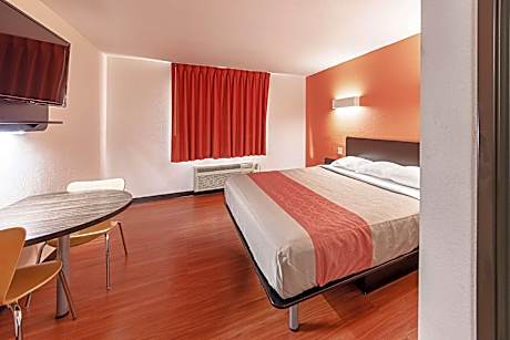 1 Full Bed | Non-Smoking, Kitchen