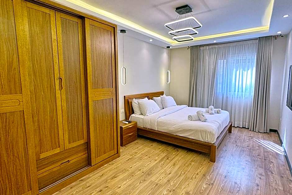 Calm & Classy 2BR - 5 min to Airport