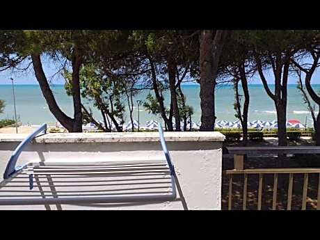 Spacious double room beside the sea