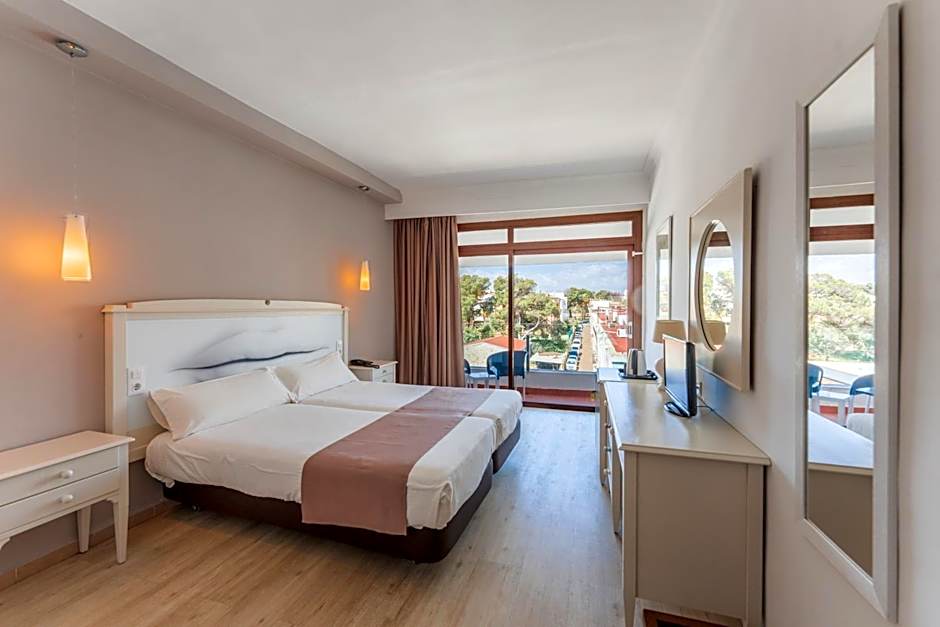 Photo 1 of 3 of Triple Room (2 Adults + 1 Child)