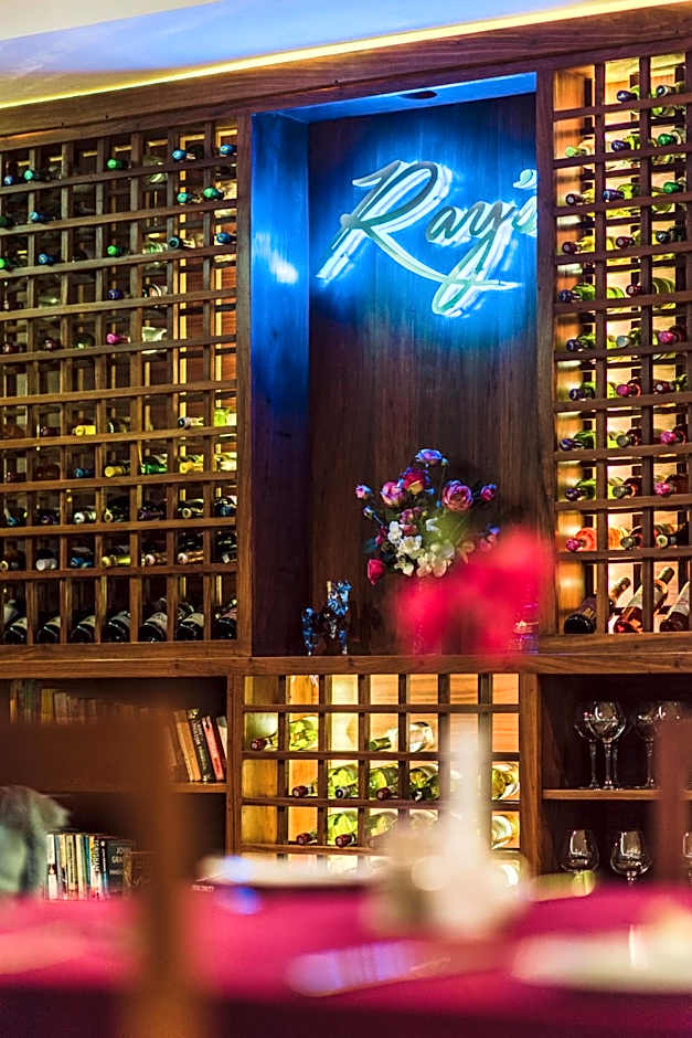 Sea Cliff Court Hotel and Luxury Apartments