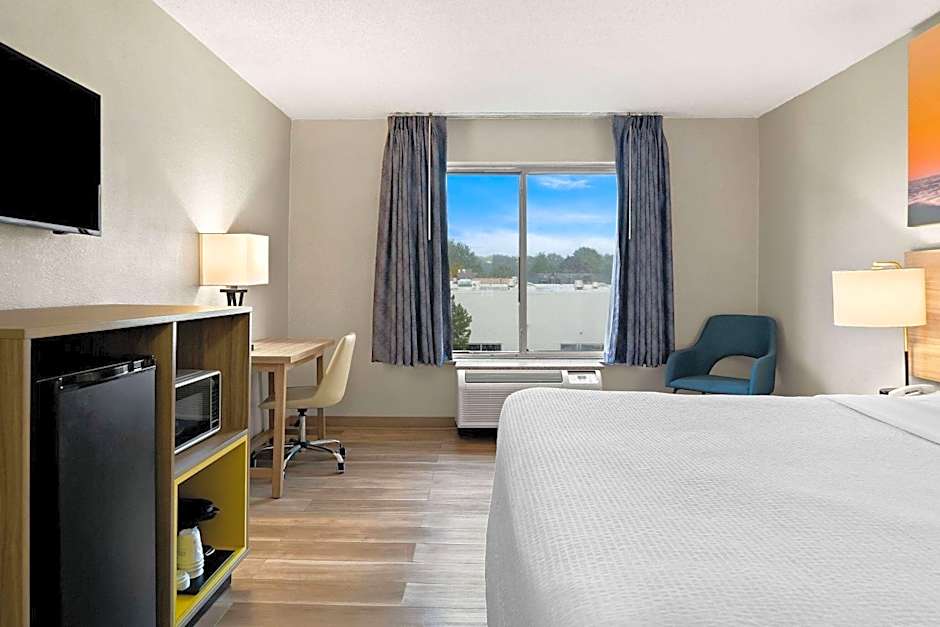 Days Inn & Suites by Wyndham Warren