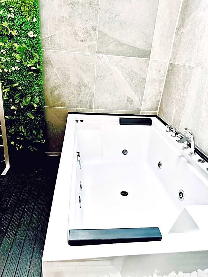 Duke and Duchess Apartments and Rooms - Private in Room Hot Tub Suites