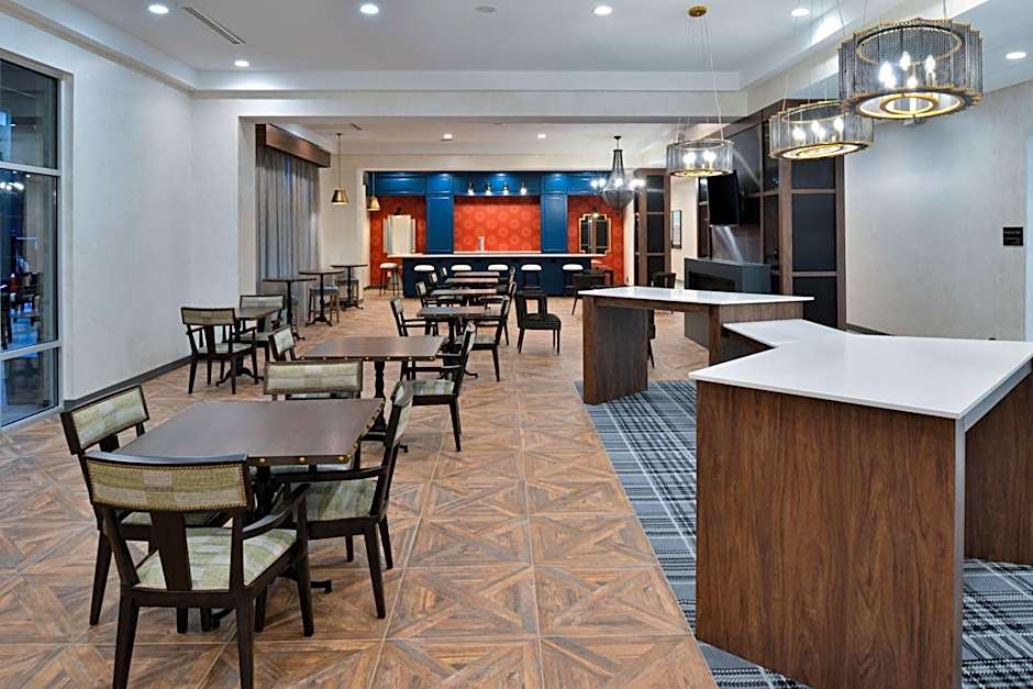 Hampton Inn By Hilton & Suites Greensboro Downtown, NC