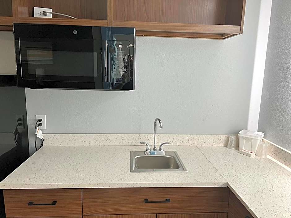 HomeTowne Studios by Red Roof Georgetown, KY