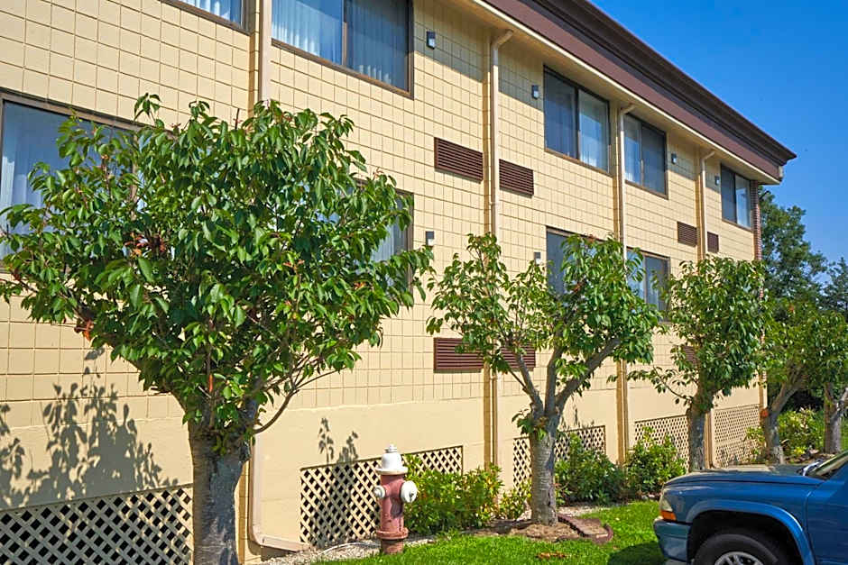 Riverview Inn & Suites