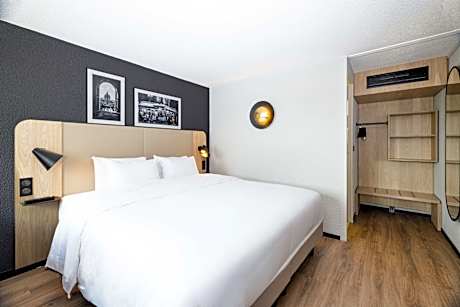 Superior Room - 1 King Bed