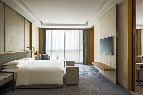One-Bedroom Ambassador King Suite with Lake view