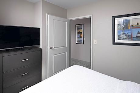 2 Bedroom Suite, Bedroom 1: 1 Queen, Bedroom 2: 1 Queen, Sofa bed