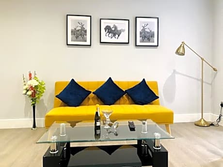 Luxury Central Self Contained Flat by CozyNest