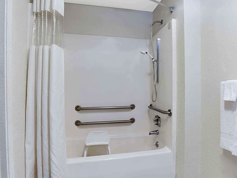 Travelodge by Wyndham Parkersburg