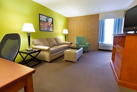 Superior King Suite with Sofa Bed - Accessible, Tub