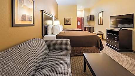 2 Queen Beds Non-Smoking Larger Room Wet Bar Microwave And Refrigerator Wi-Fi Full Breakfast