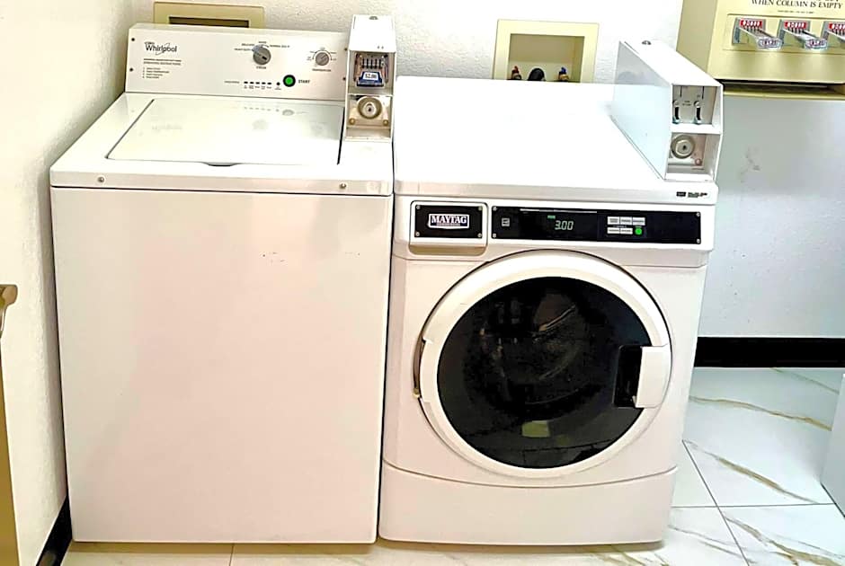 Super 8 by Wyndham Hinton