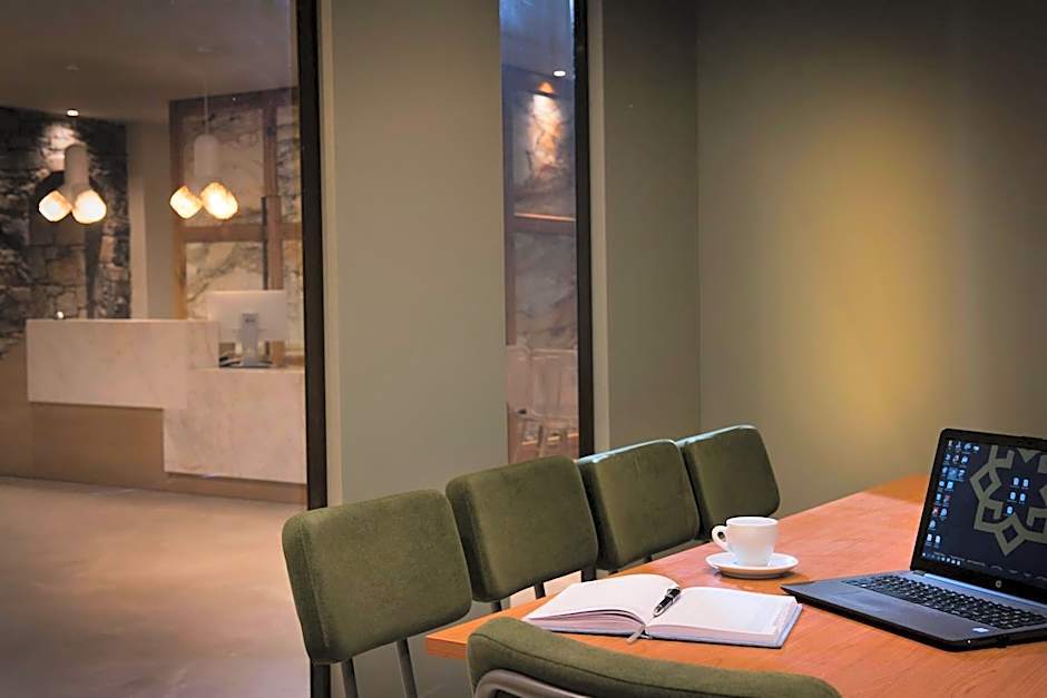 Petousis Hotel & Suites