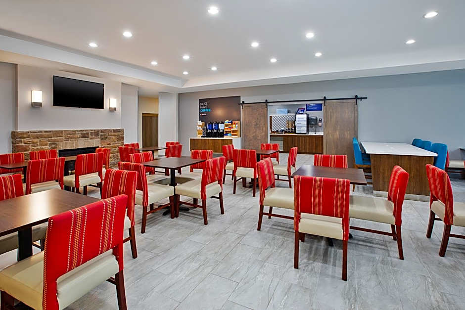 Holiday Inn Express & Suites Milwaukee NW - Park Place By IHG