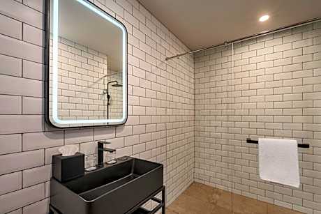 Deluxe Queen Room with City View
