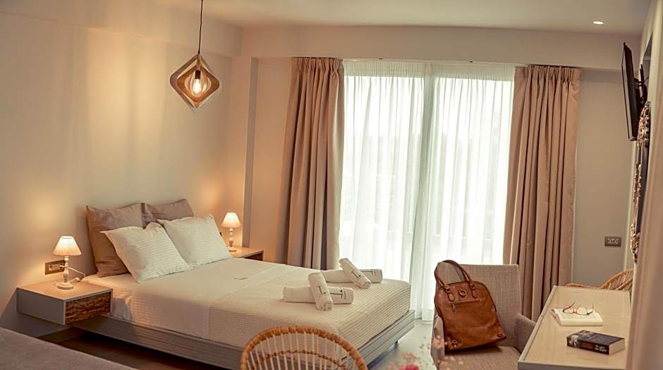 IO Luxury Pool & Hot Tub Suites