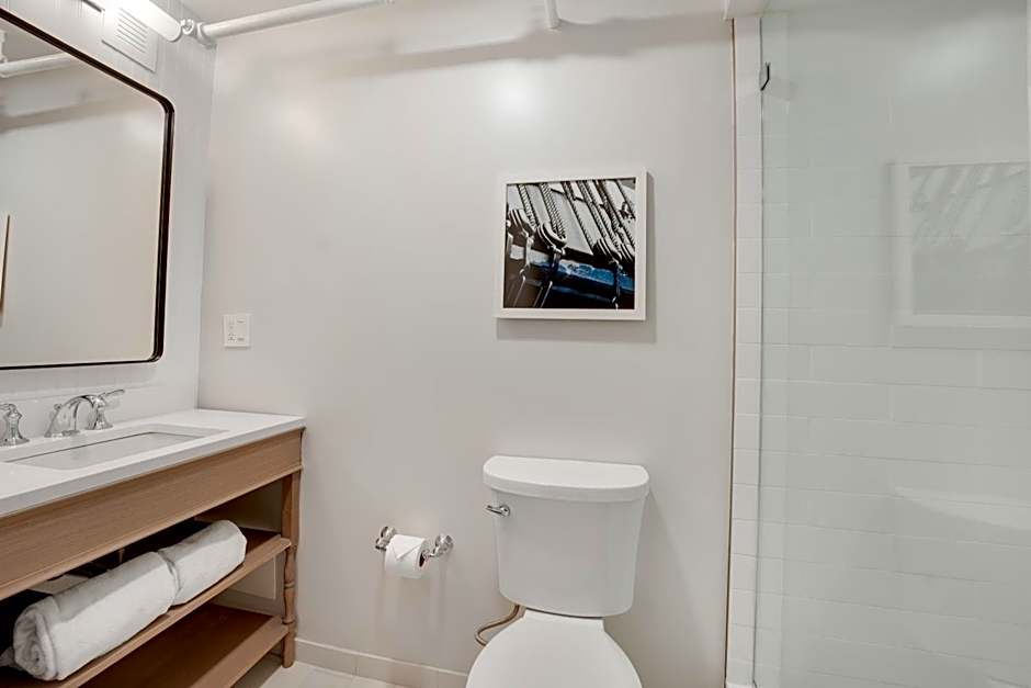 Newport Beach Hotel And Suites