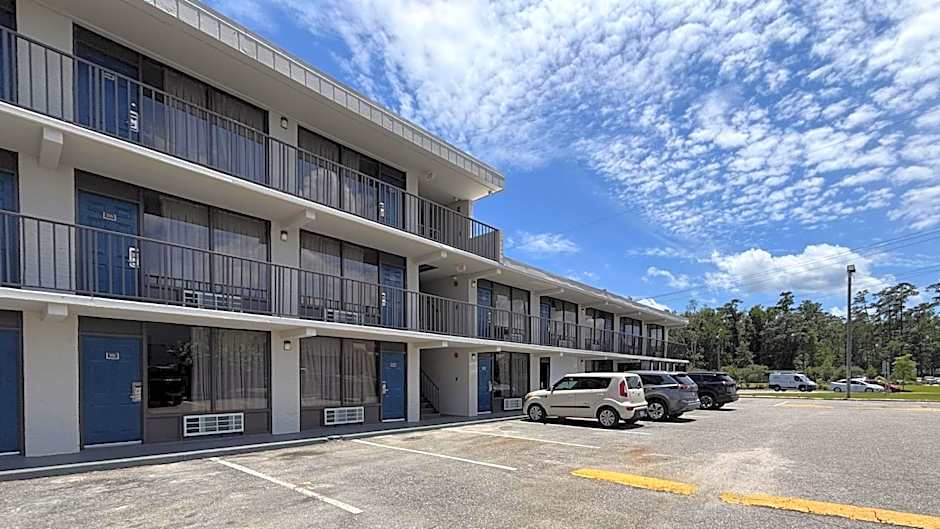 Photo 1 of 24 of Motel 6 Conway, SC