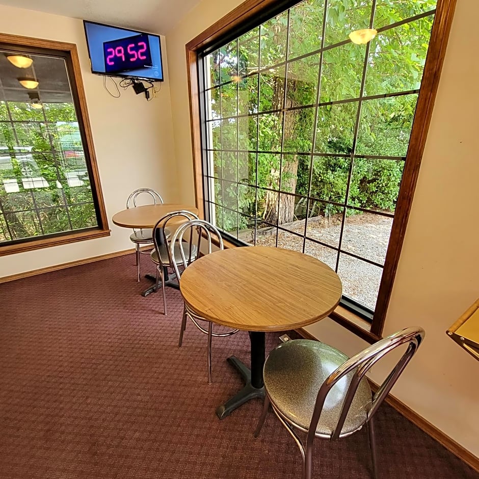 Candlewick Inn and Suites