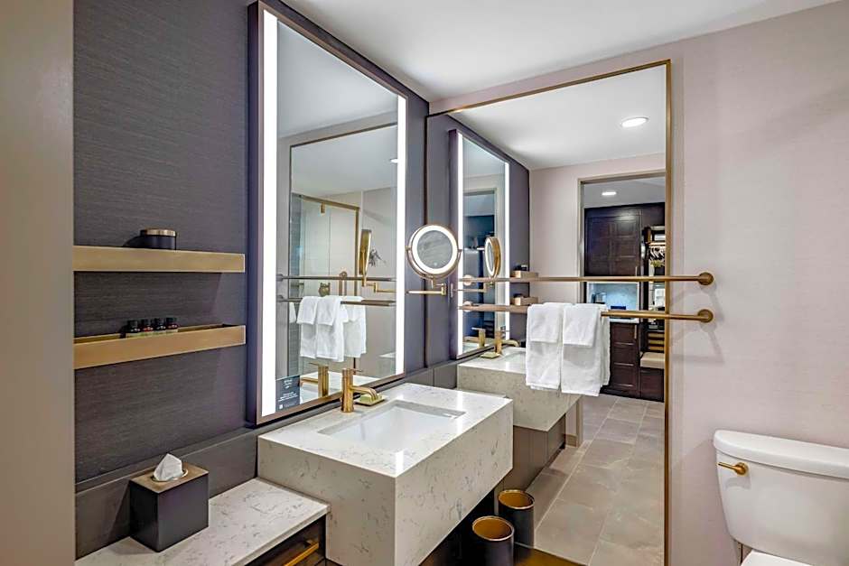 Hotel Fort Des Moines, Curio Collection by Hilton